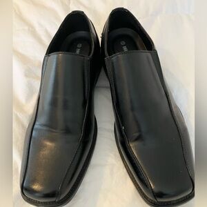 Bruno Marc size 12 Black square toe shoes.
EUC